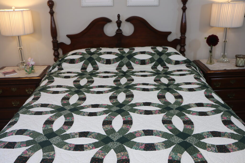 Green Double Wedding Ring Quilt - Image 4
