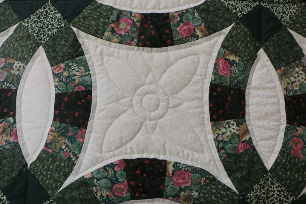 Green Double Wedding Ring Quilt - Image 5